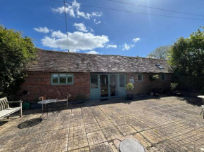 Village cottage with free parking in Worcester
